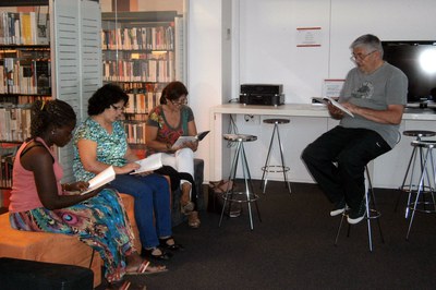 Club de lectura fàcil en català en el marc del Voluntariat per la Llengua.