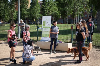 Una de les activitats programades ha estat una sessió d’etologia a la zona d’esbarjo per a gossos (foto: Ajuntament de Rubí – Localpres).