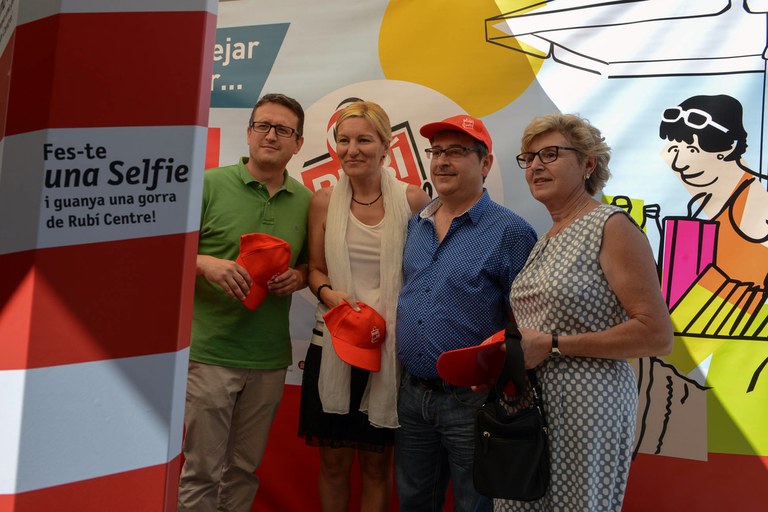L'alcaldessa i el regidor de Comerç es van fer un selfie amb el president de la FACGR (foto: Localpres)