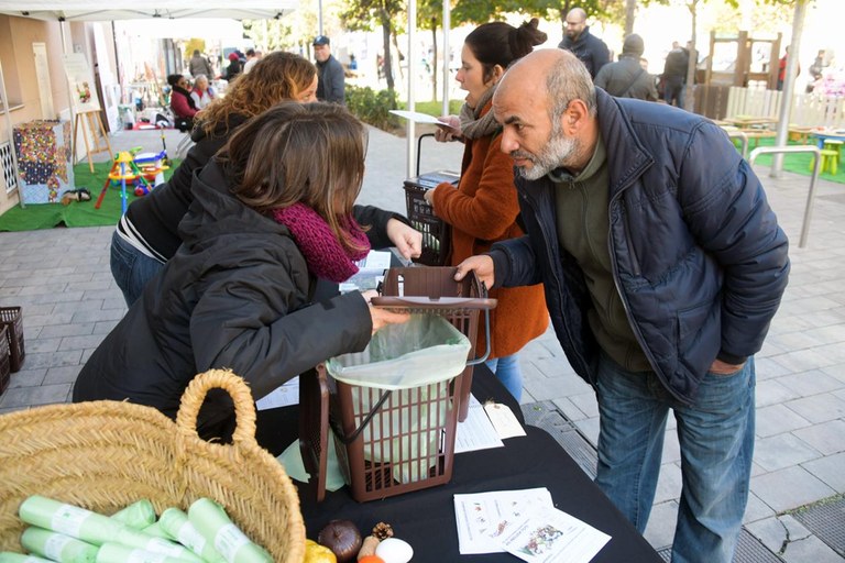 Durant la jornada, s'han repartit contenidors d'orgànica (foto: Ajuntament de Rubí - Localpres)