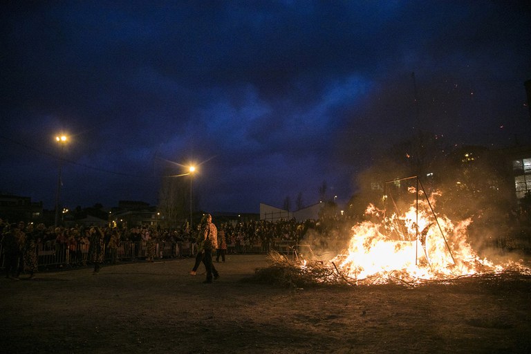 La foguera ha estat encesa per la Colla de Diables de la Riera (foto: Ajuntament – Lali Puig)