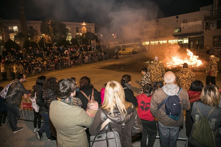 Prop d'un miler de persones han presenciat la foguera (foto: Ajuntament – Lali Puig)