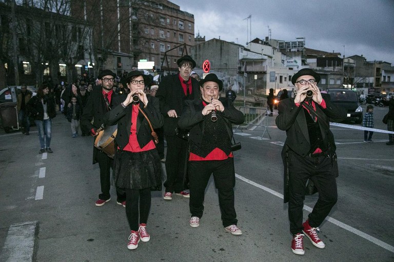 Un dels grups que han animat la cercavila han estat La Cremallera Teatre (foto: Ajuntament – Lali Puig)