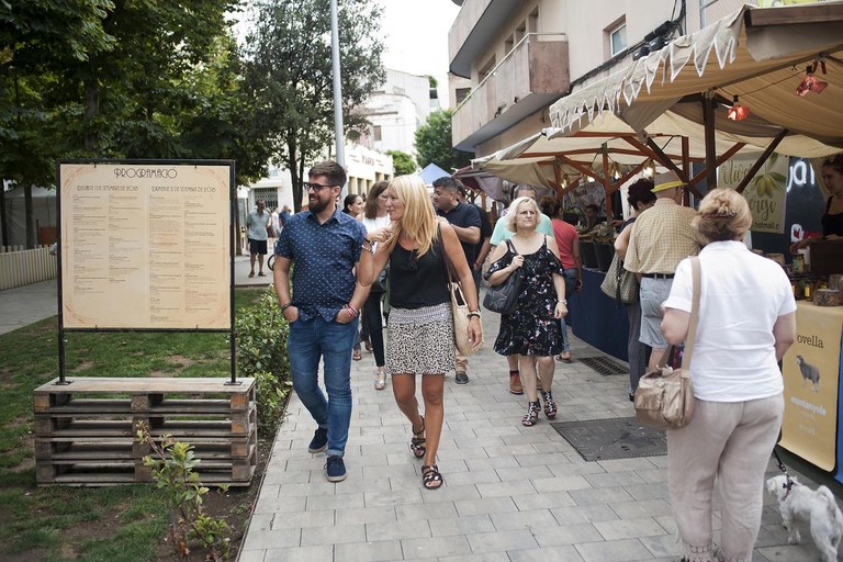 El regidor de Cultura i l'alcadessa, visitant les fires de la plaça del Doctor Guardiet (foto: Cesar Font)