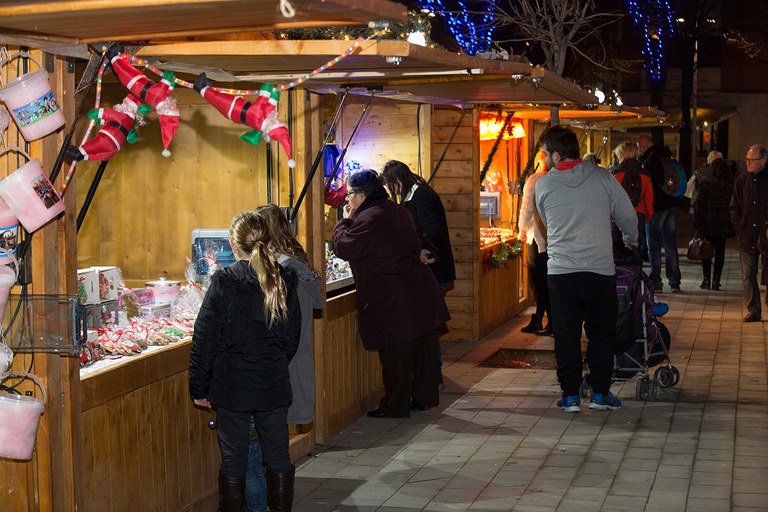 Les parades venen regals, productes nadalencs i aliments (foto: Localpres)
