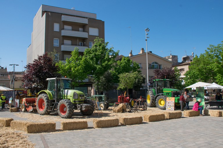 La plaça del Doctor Guardiet ha acollit una mostra de maquinària agrícola (foto: Localpres)