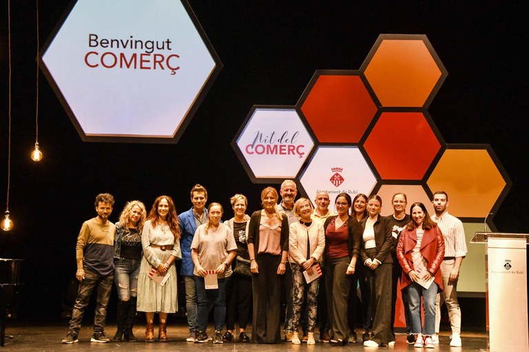 L'alcaldessa amb els nous comerciants locals (foto: Ajuntament de Rubí - Localpres)