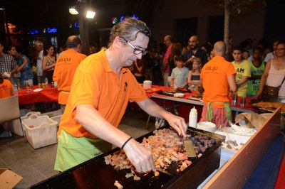 Més d’un centenar d’establiments van oferir promocions, descomptes i activitats lúdiques fins a la mitjanit (foto: Localpres).