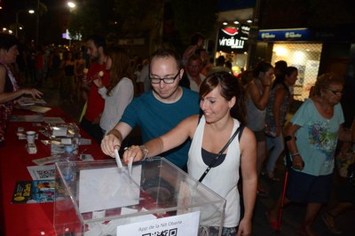 La gent va poder participar en el sorteig de Targetes Comerç-Ciutat (foto: Localpres)