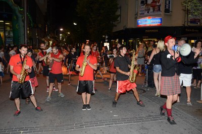 La Nit Oberta va comptar amb animació al carrer (foto: Localpres)