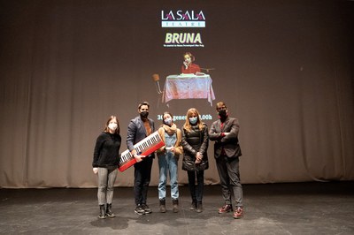 L’alcaldessa i el regidor de Promoció i Dinamització Cultural, amb l’equip de “Bruna” (foto: Ajuntament de Rubí – Localpres).