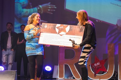 Jemiii, guanyadora de l’última edició de “Rubí té talent”, rebent el premi de mans de l'alcaldessa (foto: Essentia Beyond Music).