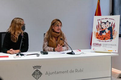 La regidora d’Igualtat i l’alcaldessa a la sala de premsa (foto: Ajuntament de Rubí – Localpres).