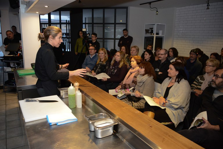 Ada Parellada ha explicat al públic assistent els quatre plats que ha cuinat durant el 'show cooking' (foto: Localpres)