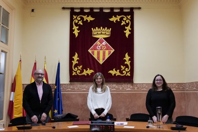 L’alcaldessa, el president de l’Amical i la regidora de Memòria Històrica a la sala de plens (foto: Ajuntament de Rubí – Localpres).