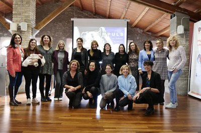 L’alcaldessa amb les 16 dones del projecte (foto: Ajuntament de Rubí - Localpres).