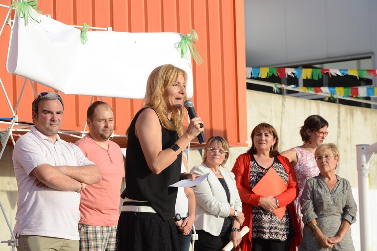 Ana María Martínez ha dirigit unes paraules als assistents a la festa del 10è aniversari de l'Escola Rivo Rubeo (foto: Localpres)