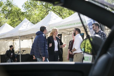 L'alcaldessa ha visitat els estands de la Fira del Vehicle Elèctric aquest divendres (foto: Ajuntament de Rubí – Lali Puig)