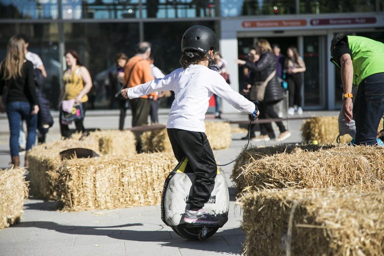 També hi ha hagut propostes lúdiques, com circuits de sewgays i altres ginys elèctrics (foto: Ajuntament de Rubí – Lali Puig)