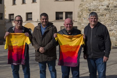 Els socis del CER i el regidor d’Esports, al punt de sortida de la Travessa amb la samarreta d’aquesta edició (foto: Ajuntament de Rubí – Blai Farran).