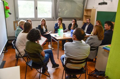 L'equip directiu ha traslladat a la consellera i a l'alcaldessa les necessitats del centre (foto: Ajuntament de Rubí – Localpres)