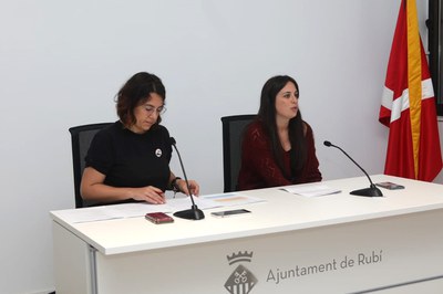 Ànnia García Moreno i Annabel Cuesta Fabre, durant l'anunci de la pròxima convocatòria del Bo Lloguer Jove (foto: Ajuntament de Rubí - Localpres).