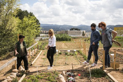 L'alcaldessa i el regidor de Medi Ambient s'han interessat pels conreus dels horts (foto: Ajuntament – Lali Puig)