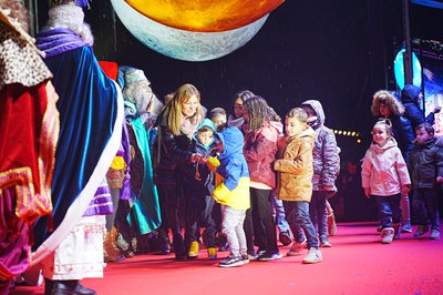 L'alcaldessa amb els nens i nenes de l'escenari (Ajuntament de Rubí - Localpres)