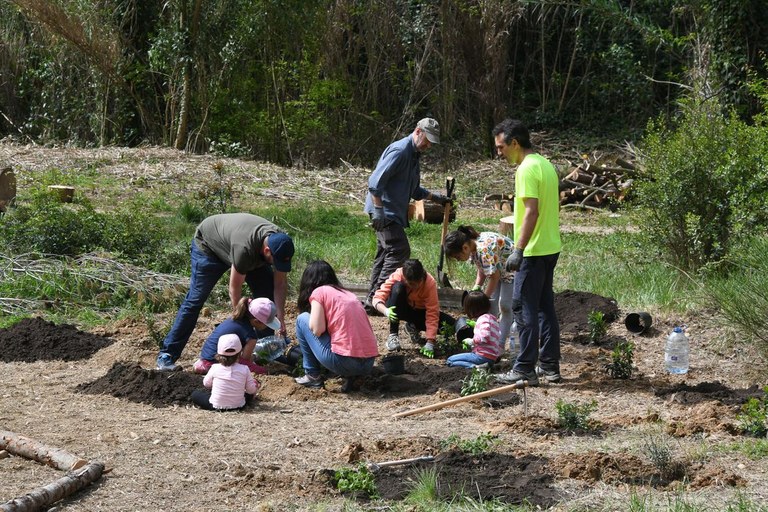 Diumenge ha tingut lloc una jornada de recuperació de l’entorn de la font de Can Moritz (foto: Localpres)