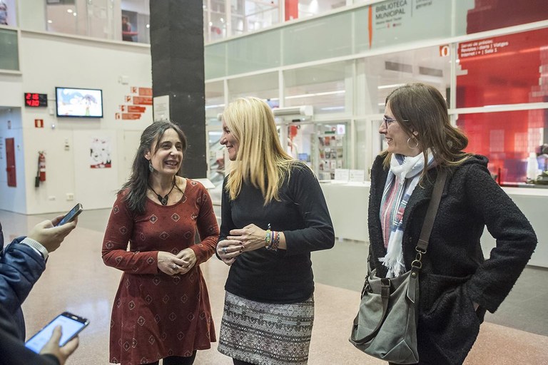 L'alcaldessa i la regidora de Polítiques d'Igualtat han acompanyat a Clemente en la presentació del seu nou llibre (foto: Cesar Font)