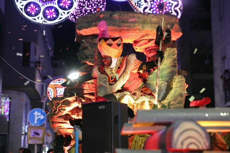 Baltasar, saludant els infants de Rubí (foto: Localpres)