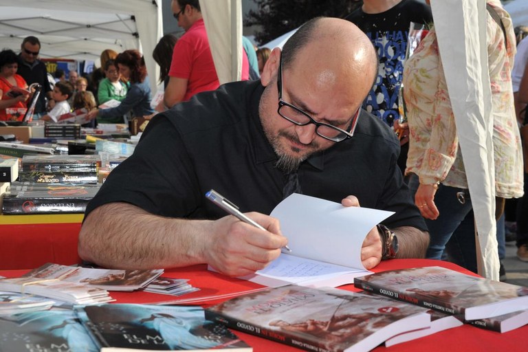 Els autors locals han signat els seus llibres