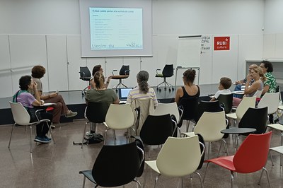 Aquesta setmana, ha tingut lloc una sessió informativa adreçada a les participants (foto: Ajuntament de Rubí).