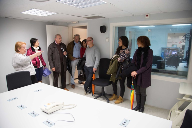 Prèviament, Buscallà i els membres del Consell van visitar les instal·lacions de Ràdio Rubí (foto: Localpres)