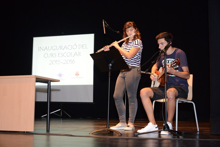 A l'inici de l'acte, dos alumnes de l'Escola de Música Miquel Blanch de Castellbisbal han interpretat la cançó Scientist, de Coldplay (foto: Localpres)