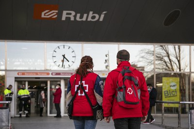 Una parella de promotors de la salut de Creu Roja a la zona de l'estació (foto: Ajuntament de Rubí - Lali Puig).