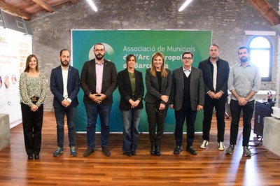 Els i les representants dels municipis que integren l'Arc Metropolità (foto: Ajuntament de Rubí - Localpres).