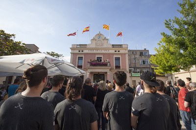 Part de l'afició de l'HCR Cent Patins s'ha congregat a la plaça de Pere Aguilera (foto: Localpres)