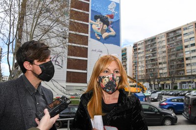 L’alcaldessa i el regidor de Projecció de la Ciutat, davant del nou mural d’Urih (foto: Ajuntament de Rubí -  Localpres).