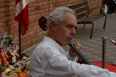 El violoncel·lista Joaquim Alabau ha interpretat 'El cant dels ocells' (foto: Localpres)
