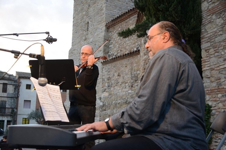 Durant l'actuació dels professors de l'Escola Municipal de Música Pere Burés s'han enlairat globus blancs i liles (foto: Localpres)