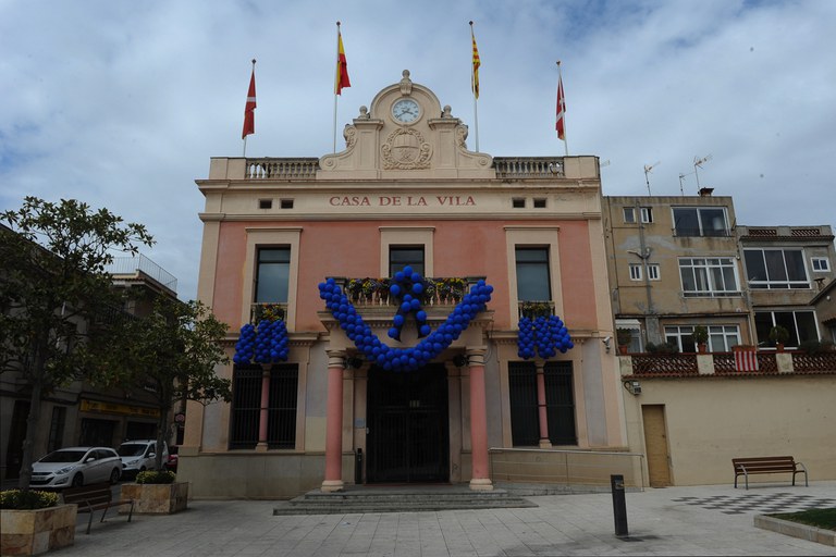 L'Ajuntament s'ha decorat amb globus i llums blaus (foto: Localpres)