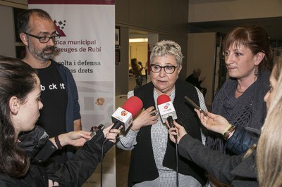 García, Calleja i Joanmiquel, atenent els mitjans de comunicació (foto: Ajuntament – Lali Puig)