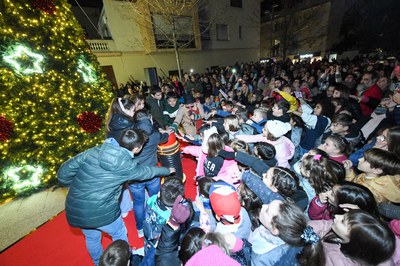 L'enllumenat s'ha encès amb la participació de l'alcaldessa i els infants (foto: Ajuntament de Rubí - Localpres).