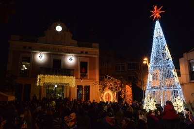 La principal novetat d’aquest Nadal és l’arbre artificial de 8 metres d’alçada que presideix la plaça de Pere Aguilera (foto: Localpres)