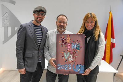 El regidor i l’alcaldessa, amb el director d’edRa, mostrant el cartell de Carnaval (foto: Ajuntament de Rubí – Localpres).