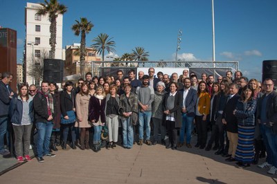 La regidora Marta García, amb altres representants municipals a l'acte convocat per "Casa nostra és casa vostra" (foto: Localpres) 