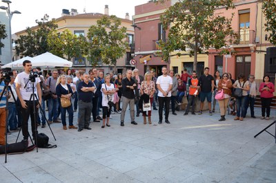 Ciutadania congregada a la plaça de l'Ajuntament