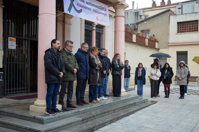 El minut de silenci s’ha celebrat davant l’Ajuntament (foto: Ajuntament de Rubí).