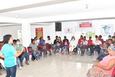 Un dels tallers amb dones de la República Dominicana (foto: Farmamundi).